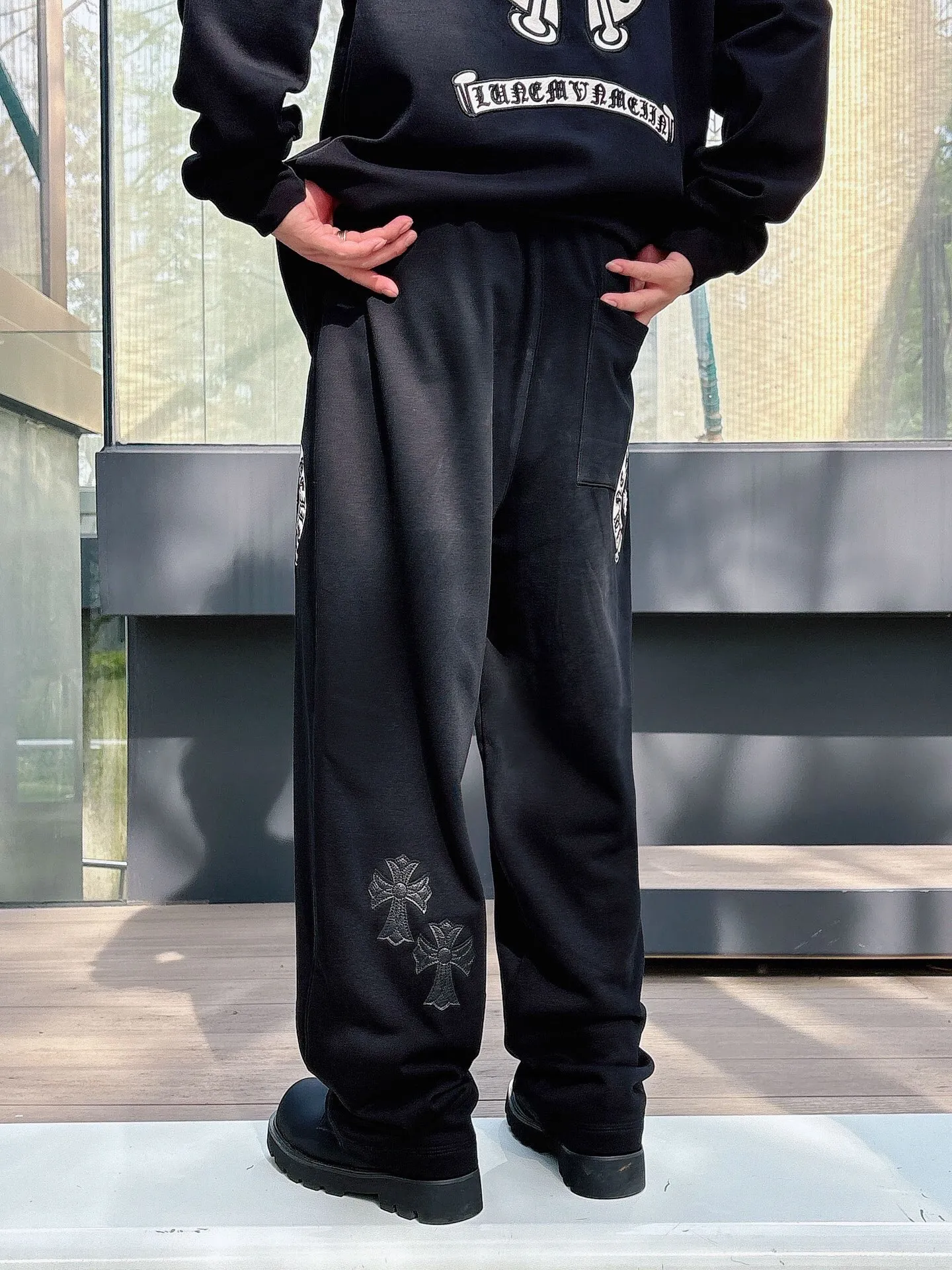 P486 ChromeHearts ChromeHearts terry pants. The pursuit of quality absolutely guarantees quality! The texture is clearly visible, the texture is soft, delicate and smooth, and the customized three-dimensional embroidery and leather craftsmanship are full of drape! The workmanship is fine and the shoulder lines are smooth. All imported chain machines are used to make the shoulder rolling strips. It has a certain thickness and is not made of cheap material but has a shiny feel that is comfortable and not tight on the upper body. It is the most avant-garde street item that can be easily matched by both men and women!  Color: black white Size: m-3xl Style number: 3750